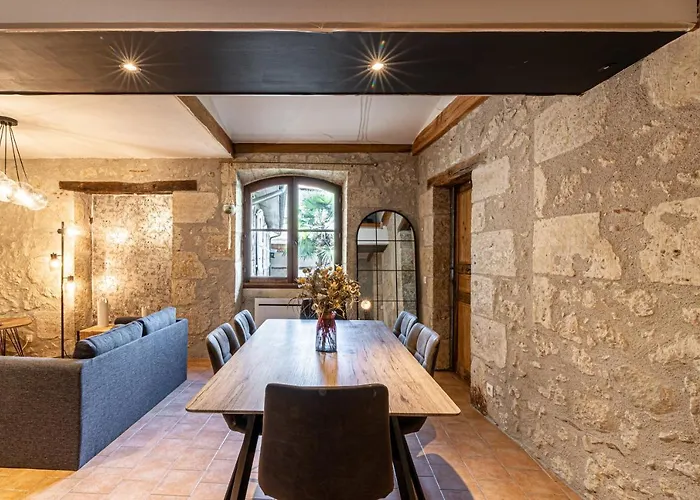 Superbe Appartement, Situe Au Coeur De La Ville.